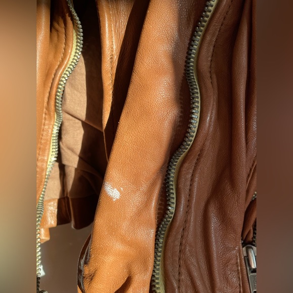 Women’s distressed leather jacket with belt and zipper - Picture 2 of 5